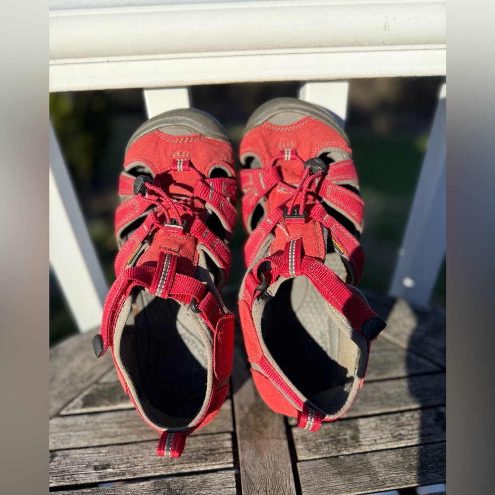 Keen Kids Red Closed-Toe Active Hiking Water Sandals Sz 5